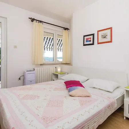 Apartment Beautiful Apartment In Barbat With Wifi *