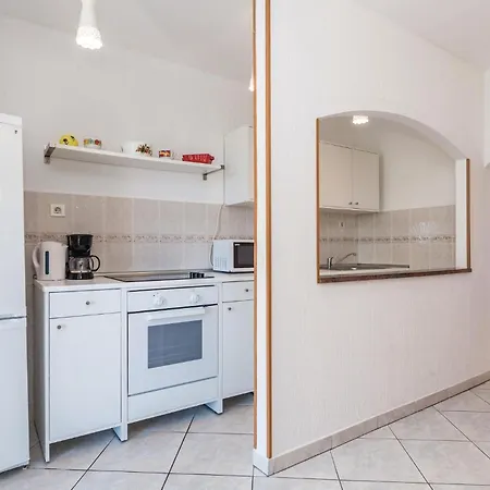 Apartment Beautiful Apartment In Barbat With Wifi