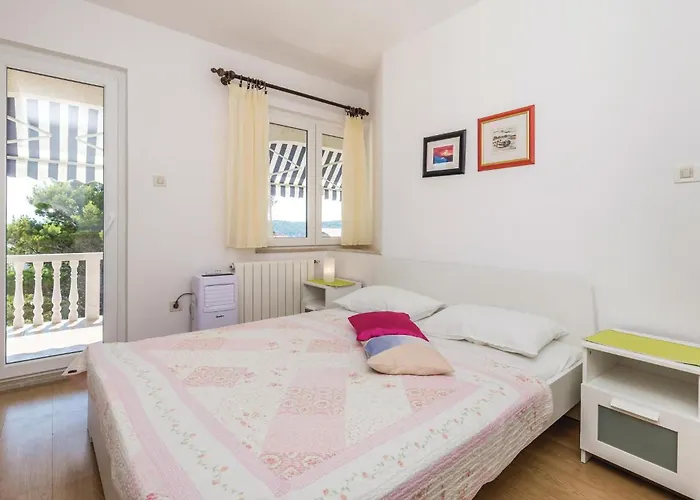 Daire Beautiful Apartment In Barbat With Wifi *