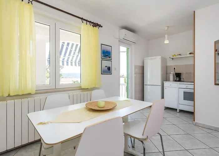 Daire Beautiful Apartment In Barbat With Wifi